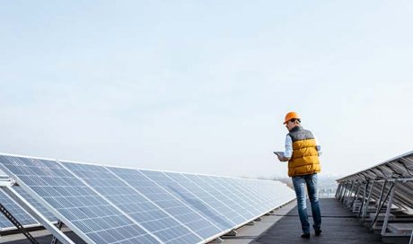 Installation et maintenance de panneaux solaires sur le toit d’une entreprise à Saint-Denis