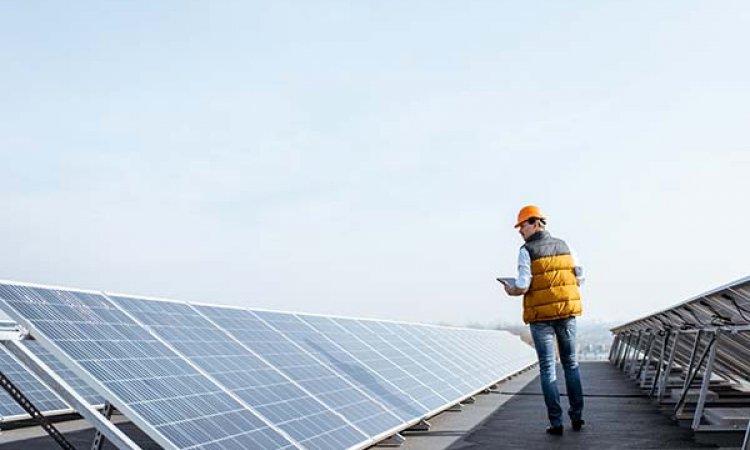 Installation et maintenance de panneaux solaires sur le toit d’une entreprise à Saint-Denis - ADN Box